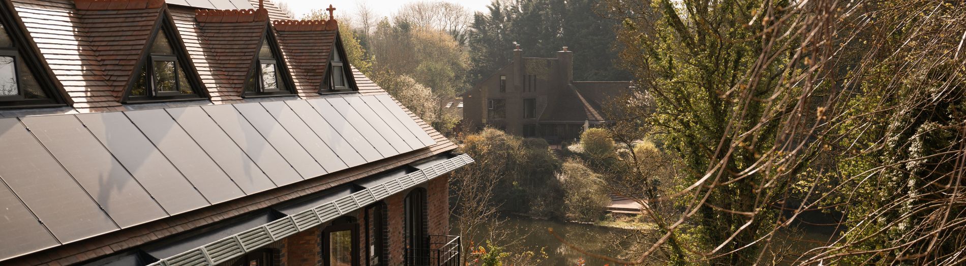 lake house (1920 x 523 px)