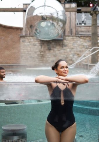 Lakeside hot tub The Rabbit Hotel